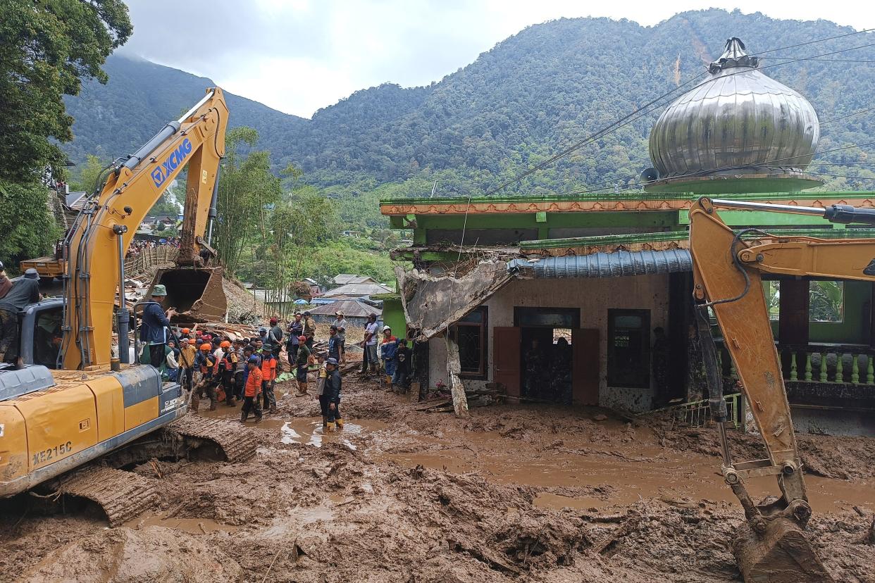 印尼苏门答腊岛山区暴雨引发山体滑坡和山洪，造成重大人员伤亡