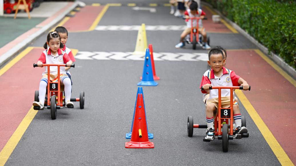 纠正幼儿园小学化：家庭、学校、社会共同发力