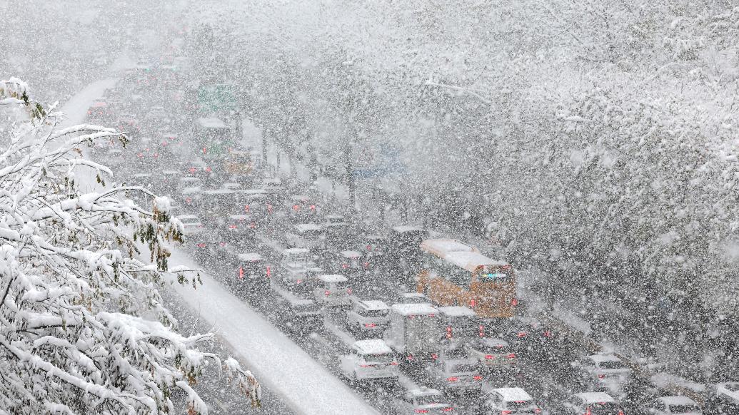 韩国世纪大雪肆虐首都圈交通瘫痪