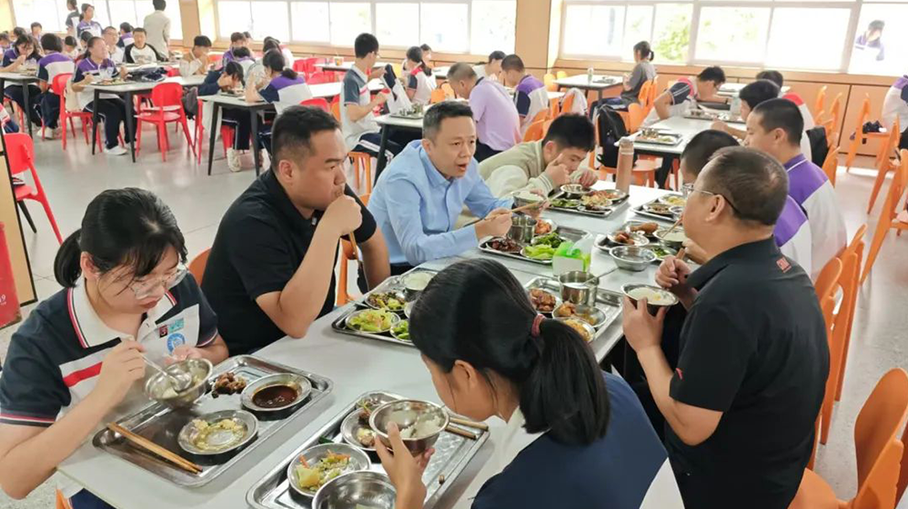 局长陪餐，共话教育新生态