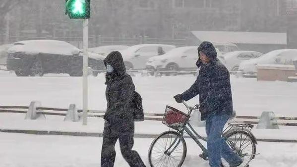 鹤岗迎破纪录特大暴雪，全城积极应对