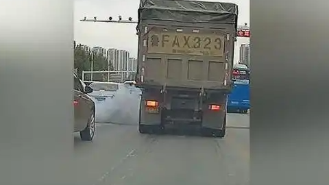 货车爆胎殃及旁边小车，事故引发关注