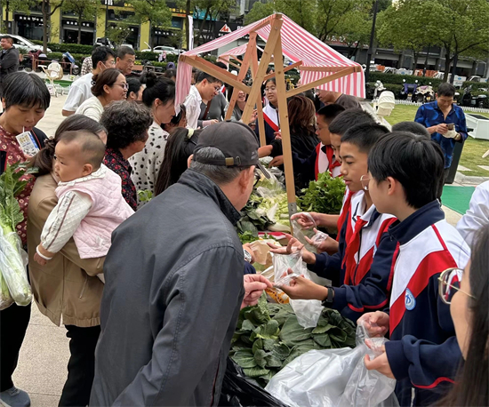 跨界课堂绽放新意：“荷信鲜生”冬日市集，“巧手精兰”兰花课程