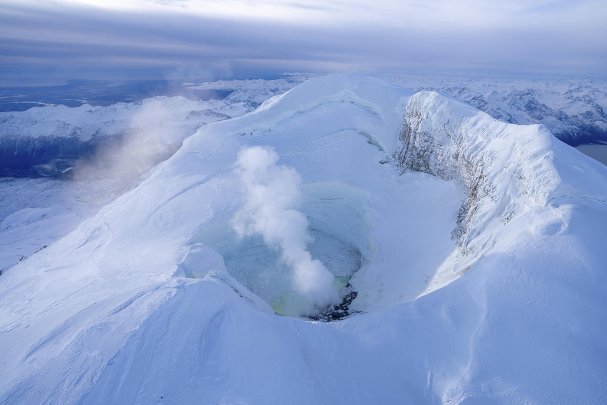 阿拉斯加斯普尔火山地震频发，专家密切关注潜在喷发风险