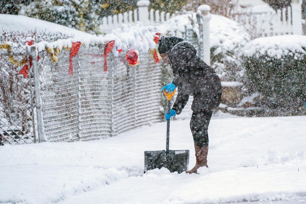 美国东西部天气大反差：东北部暴雪，西部高温破纪录