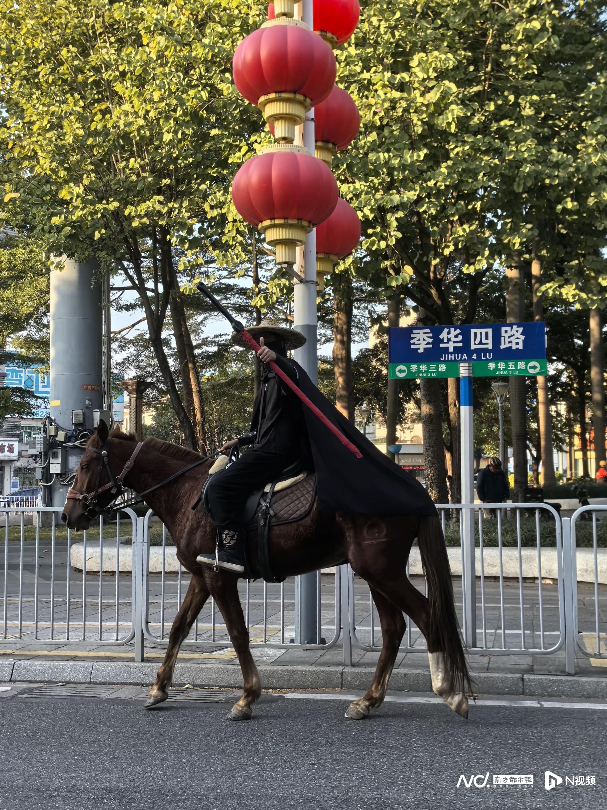 男子持宝剑戴斗笠上街策马奔驰引关注