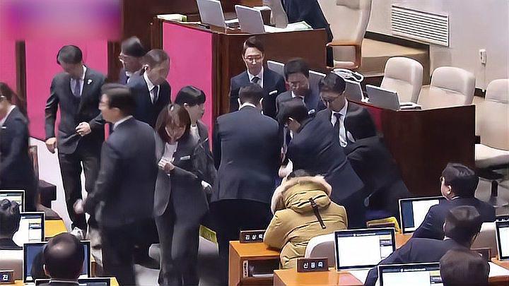 韩国国会通过尹锡悦弹劾动议案，尹锡悦总统职务立即停止