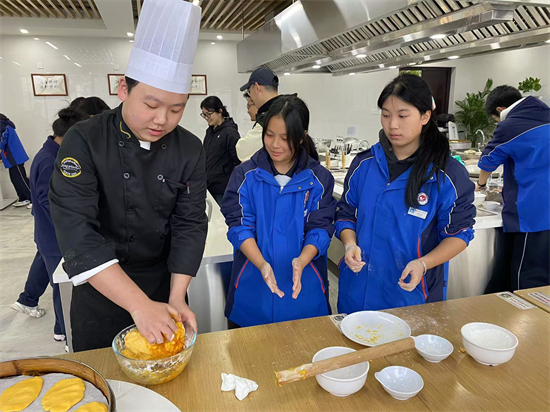 高中生拜师名厨，体验大学厨艺人生