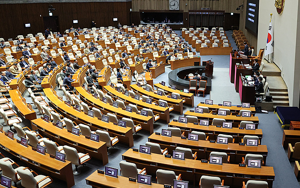 韩国国会全面管制，议员职员禁止出入，政坛局势引关注