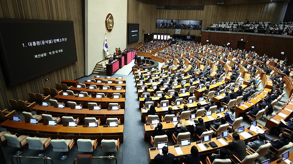 韩国国会通过总统弹劾动议，尹锡悦职务即刻暂停