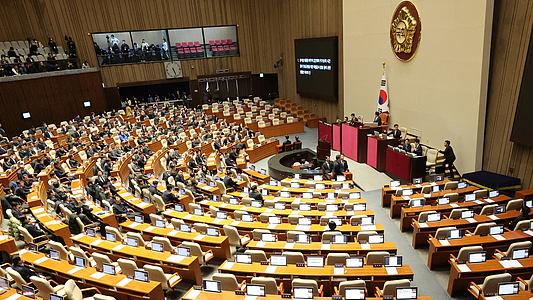 韩国执政党议员集体退场，抵制尹锡悦总统弹劾案表决