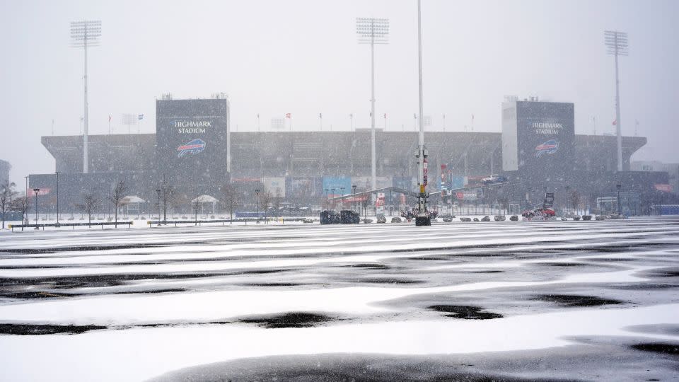 水牛城比尔队邀请球迷帮忙清理高马克球场积雪，备战与49人队的周日夜赛