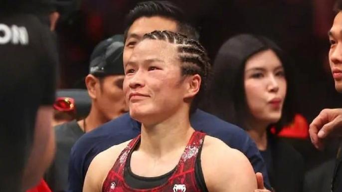 UFC最佳女子格斗手桂冠易主，张伟丽荣登榜首