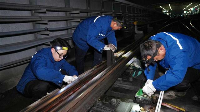 武汉地铁露天道岔戴上“防冻衣” 抵御雨雪冰冻保出行