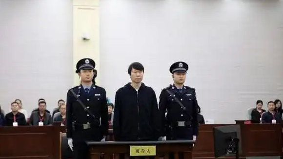 李铁案一审宣判，家人未到场引关注