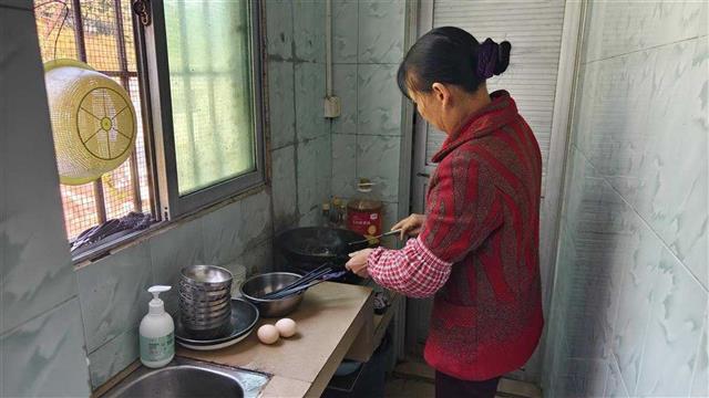 婆媳齐心带四胞胎：面条两顿不离口，一天只吃两顿饭