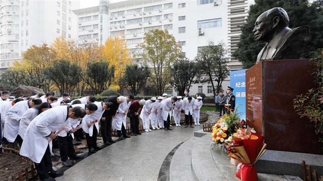 “人民医学家”裘法祖院士诞辰110周年，百余医护齐聚献花缅怀