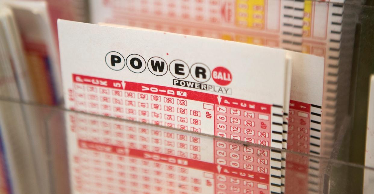 纽约彩民喜中2.56亿美元Powerball巨奖