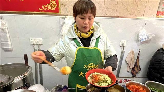 武汉一早餐店坚持八年赠送卤鸡蛋，清晨6点就排队